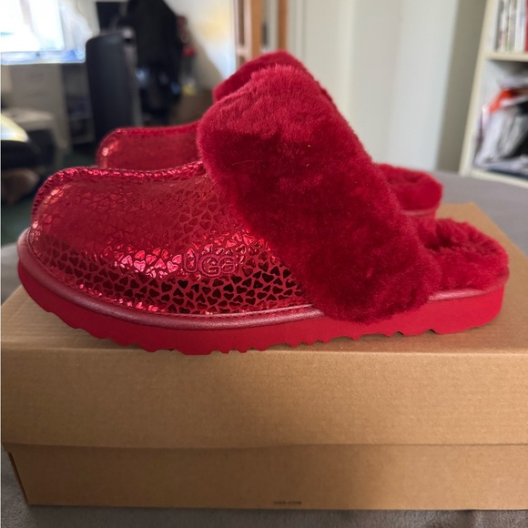 UGG Cozy II Gel Hearts Red Slipper - Women 7/Big Kids 5/EU 37 - Picture 3 of 6